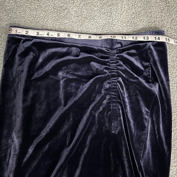 Women’s Lord & Taylor velvet navy/ grayish skirt size Medium - Picture 4 of 8